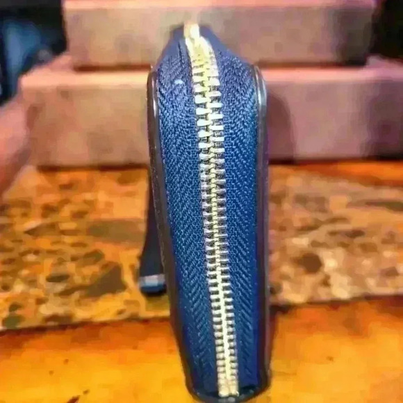 Michael Kors leather zip around wallet - Picture 2 of 7